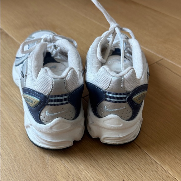 8.5 NIKE tennis shoes- vintage look women’s - Picture 4 of 5